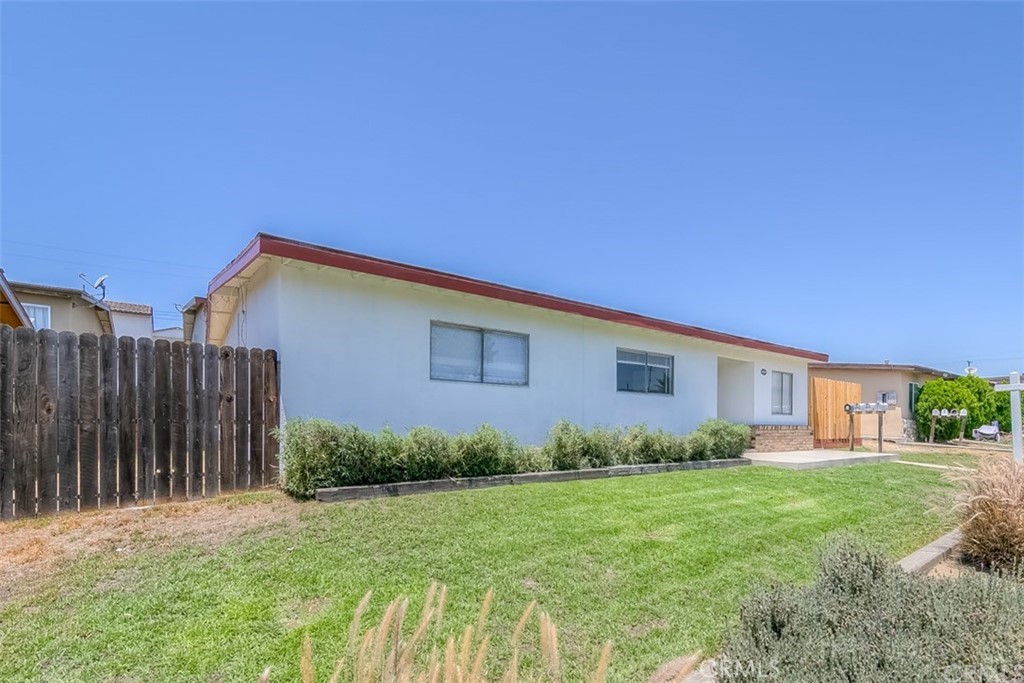 a view of a house with backyard and garden
