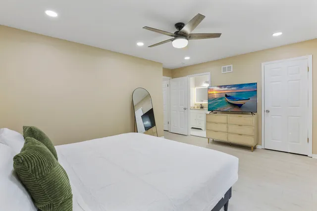 $4,199 | 1356 Larchmont Drive, Buffalo Grove, IL 60089