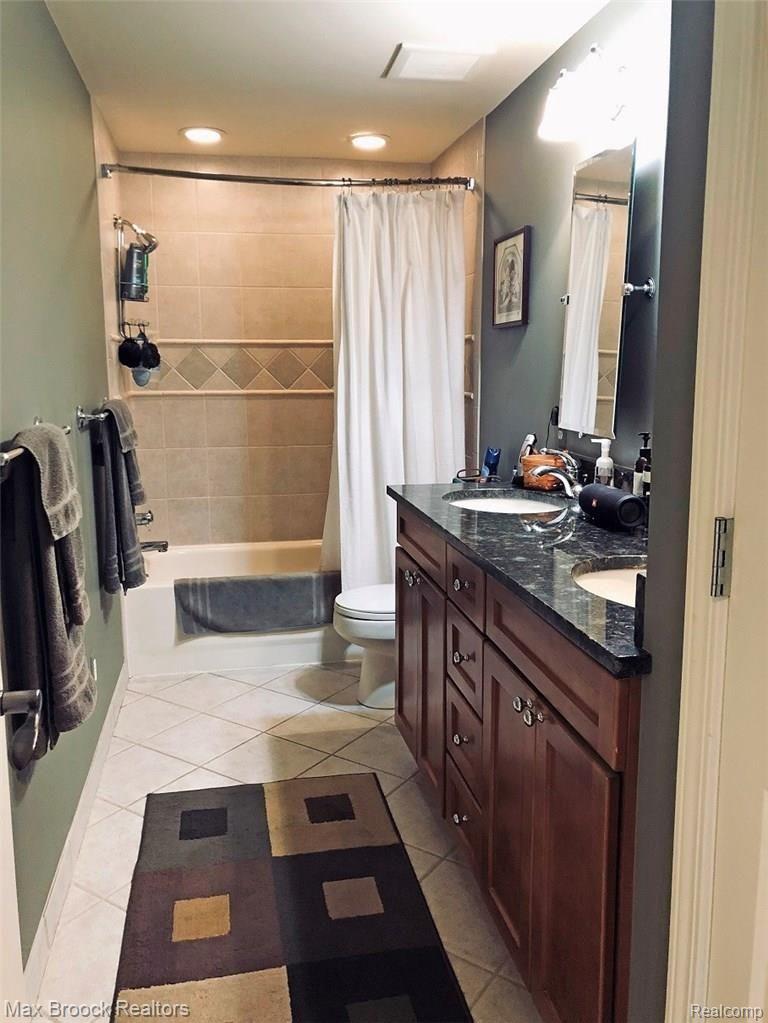 2438 Worcester Road West Bloomfield, MI 48323 - Photo 18 of 26 Full bath in upper level