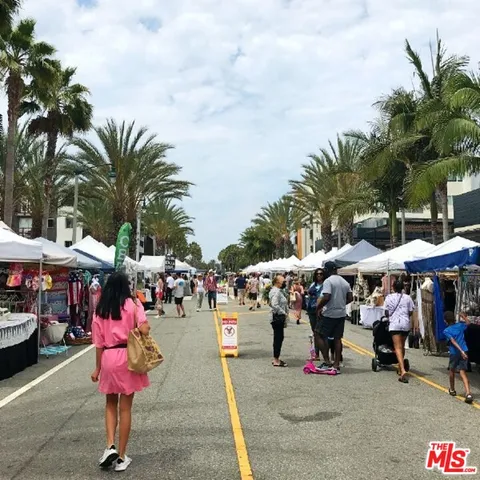 a picture of a bench in a shelf