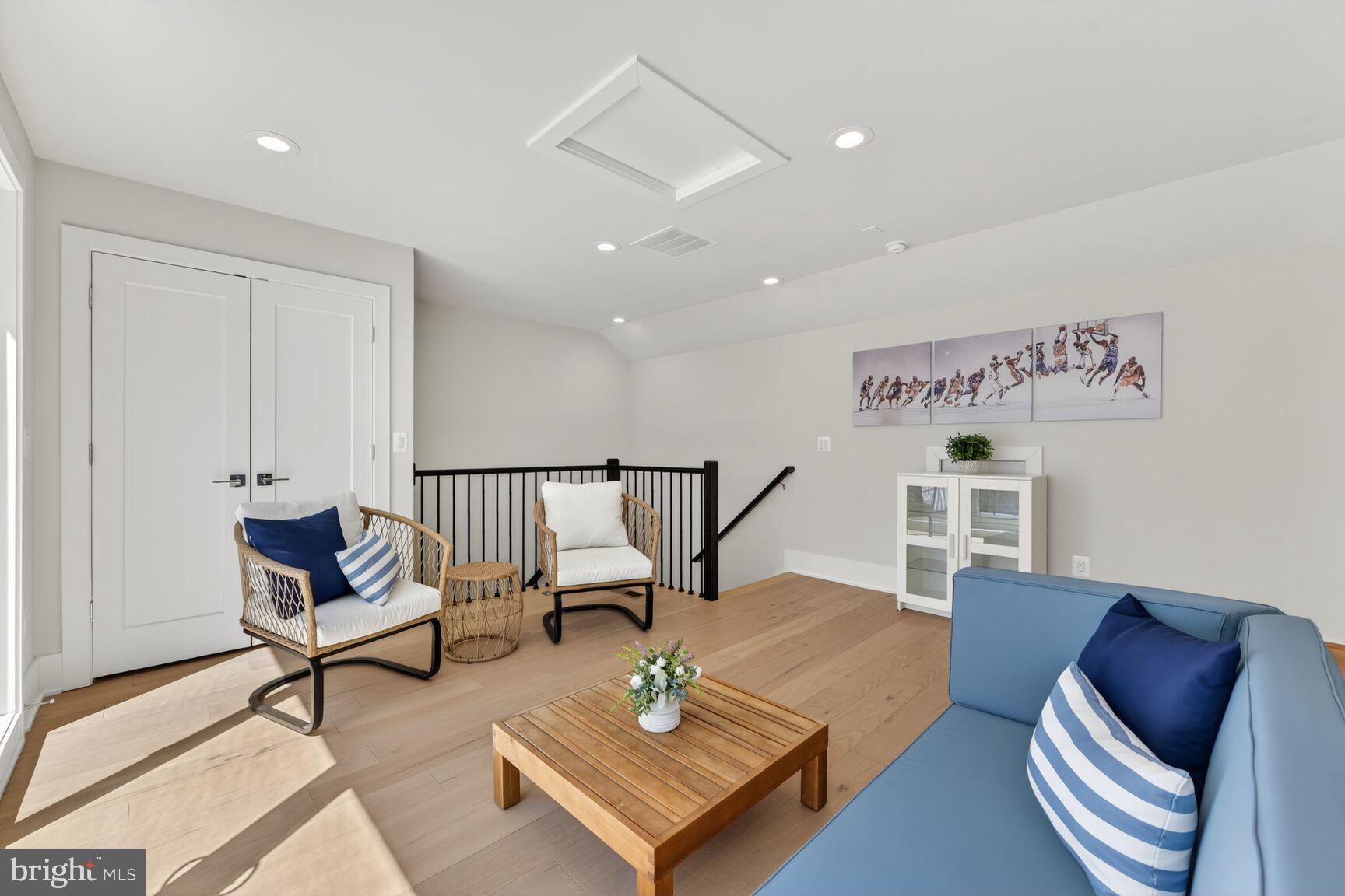 14665 Battery Ridge Lane Centreville, VA 20120 - Photo 41 of 66 a living room with furniture