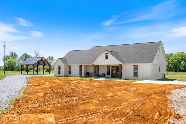 $420,000 | 1227 County Road 90, New Albany, MS 38652