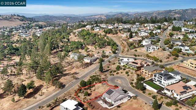 a view of residential houses with yard
