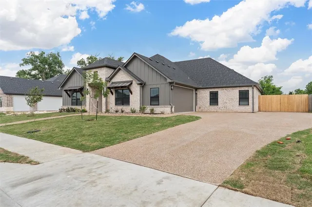 $599,900 | 10221 Creekside Lane, Waco, TX 76712