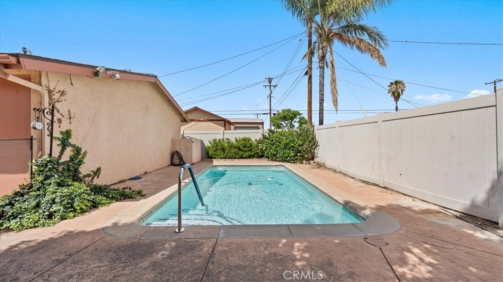 27196 10th Street Highland, CA 92346 - Photo 33 of 42 a view of a backyard