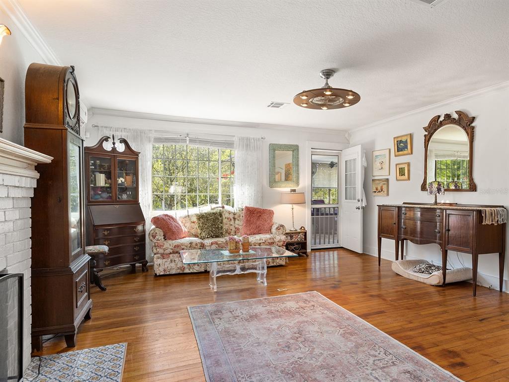 335 North Simpson Street Mount Dora, FL 32757 - Photo 5 of 32