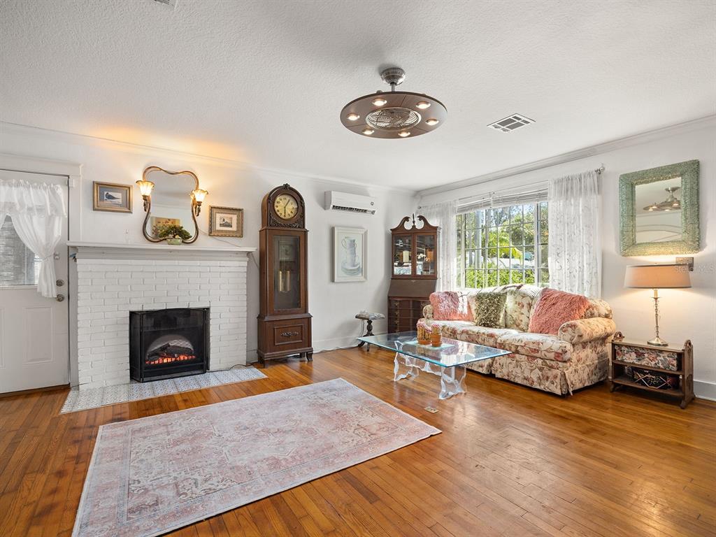 335 North Simpson Street Mount Dora, FL 32757 - Photo 6 of 32