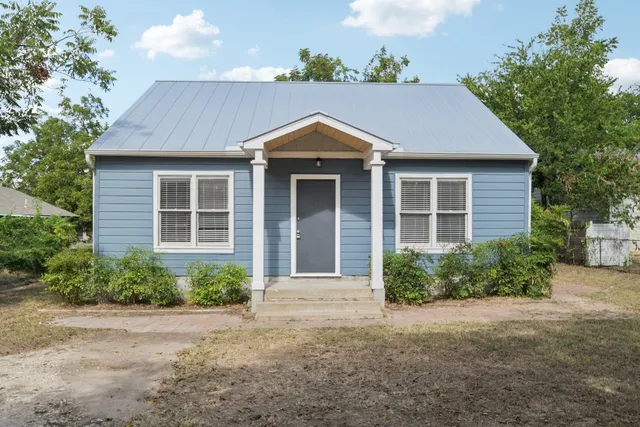a view of a house with a yard and plants