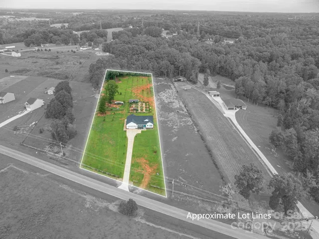 a view of a tennis court