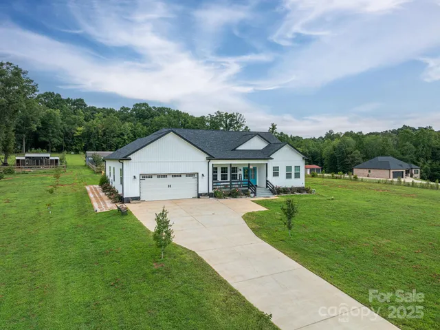 a view of house with garden and trees