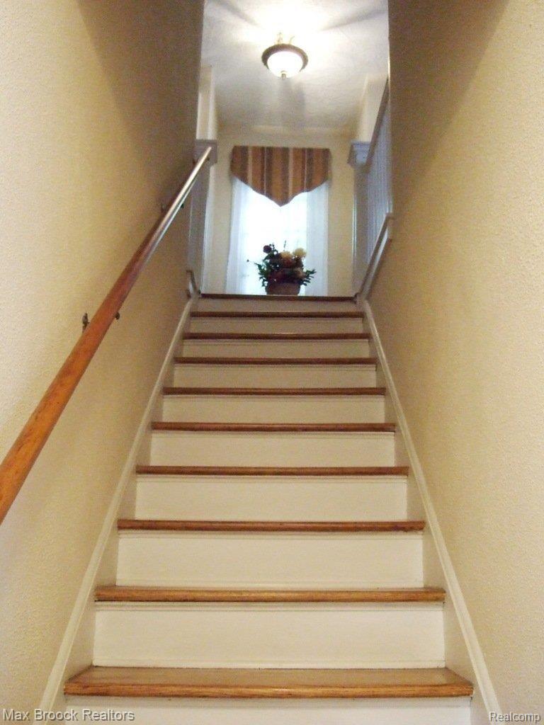 435 West Iroquois Road Pontiac, MI 48341 - Photo 16 of 25 Charming Staircase