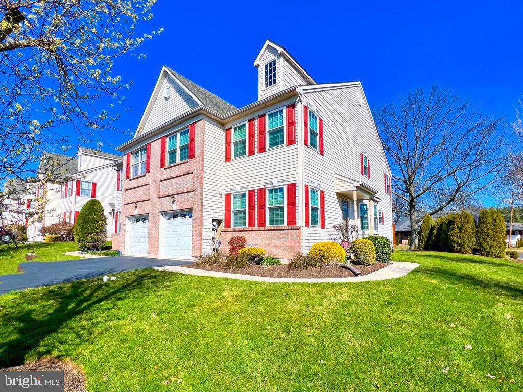 a front view of house with yard