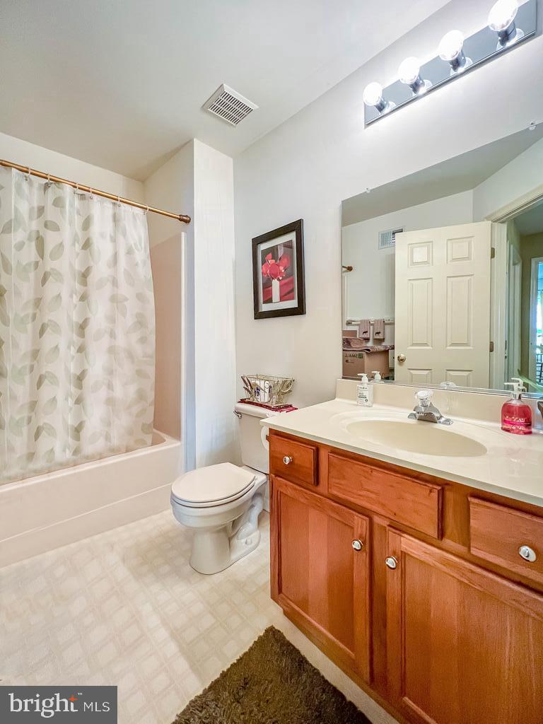 201 Raintree Crossing Hatfield, PA 19440 - Photo 20 of 46 a bathroom with a toilet a sink and a bathtub