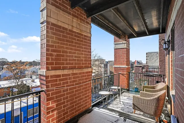 $3,700 | 2222 West Belmont Avenue, Unit 401, Chicago, IL 60618