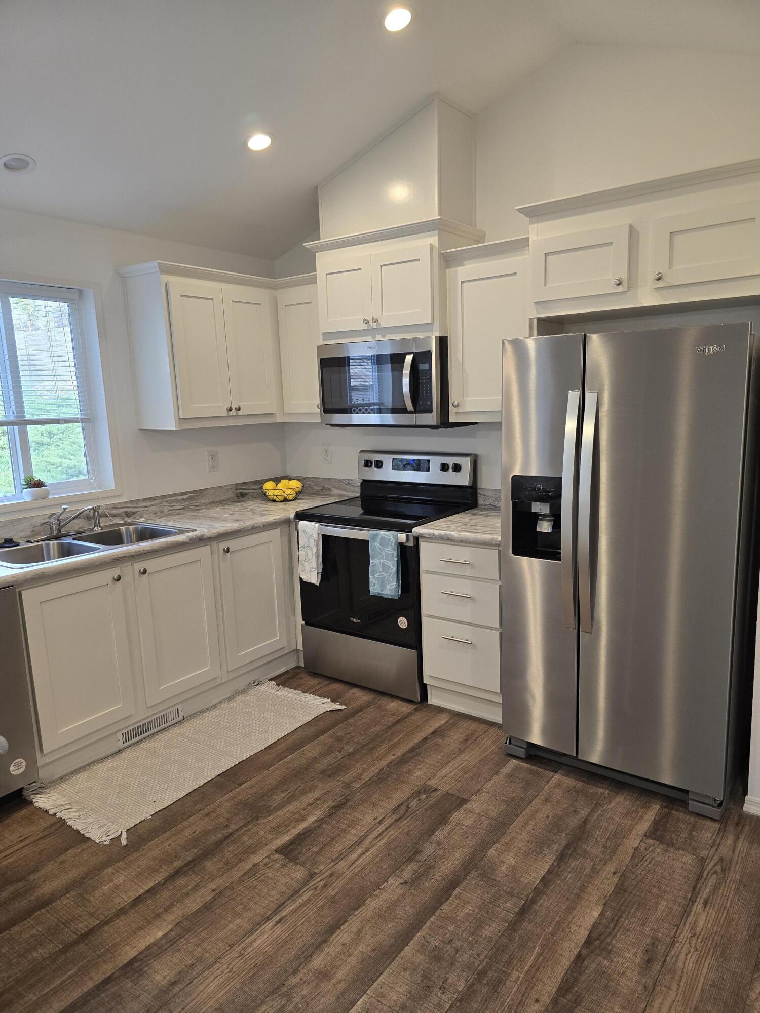 61000 Brosterhous Road, Unit 550 Bend, OR 97702 - Photo 9 of 26 Kitchen2