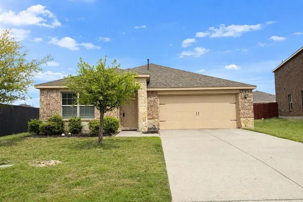 a front view of house with garage and yard