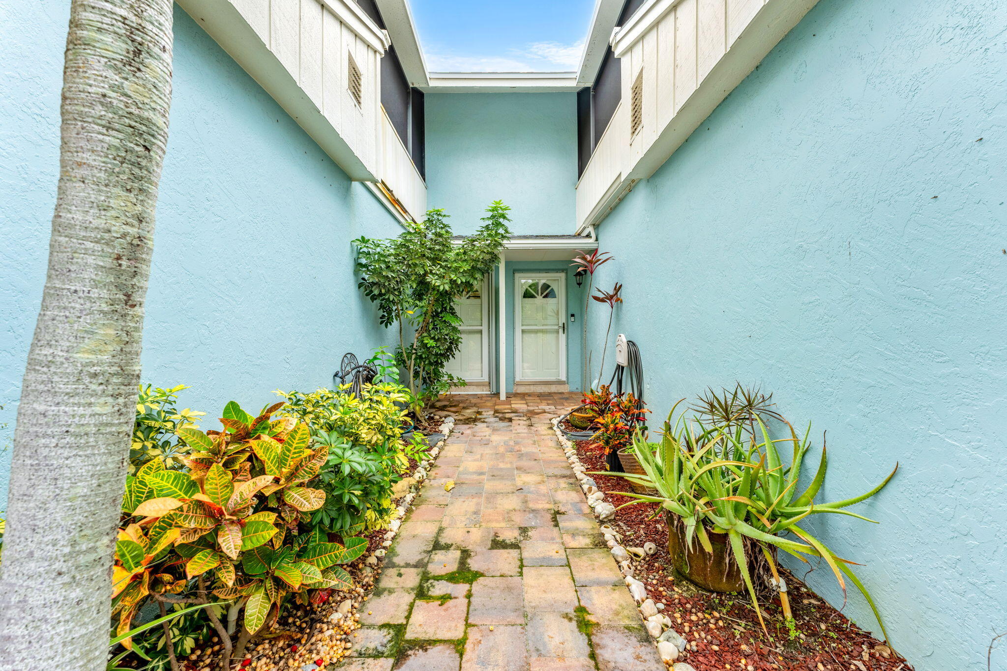 3 Cove Road, Unit 3 Melbourne Beach, FL 32951 - Photo 3 of 40 7-web-or-mls-DSC04107-HDR