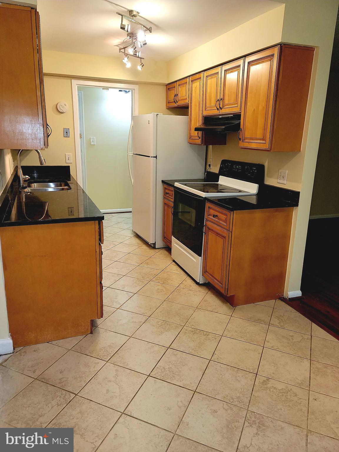 2226 Castle Rock Square, Unit 1B Reston, VA 20191 - Photo 3 of 26 Kitchen