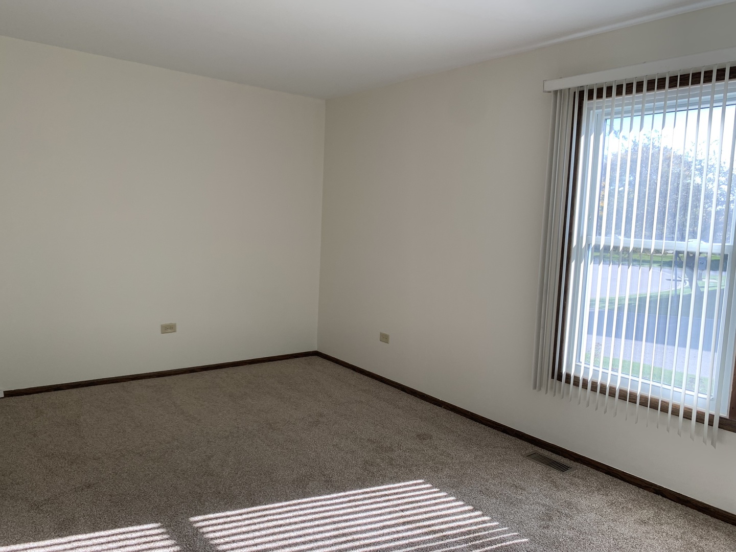 1068 Glouchester Harbor, Unit 1068 Schaumburg, IL 60193 - Photo 14 of 26 a view of a livingroom with a window