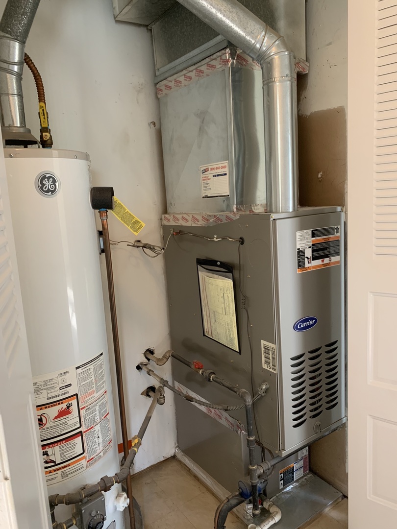 1068 Glouchester Harbor, Unit 1068 Schaumburg, IL 60193 - Photo 19 of 26 a bathroom with a mirror