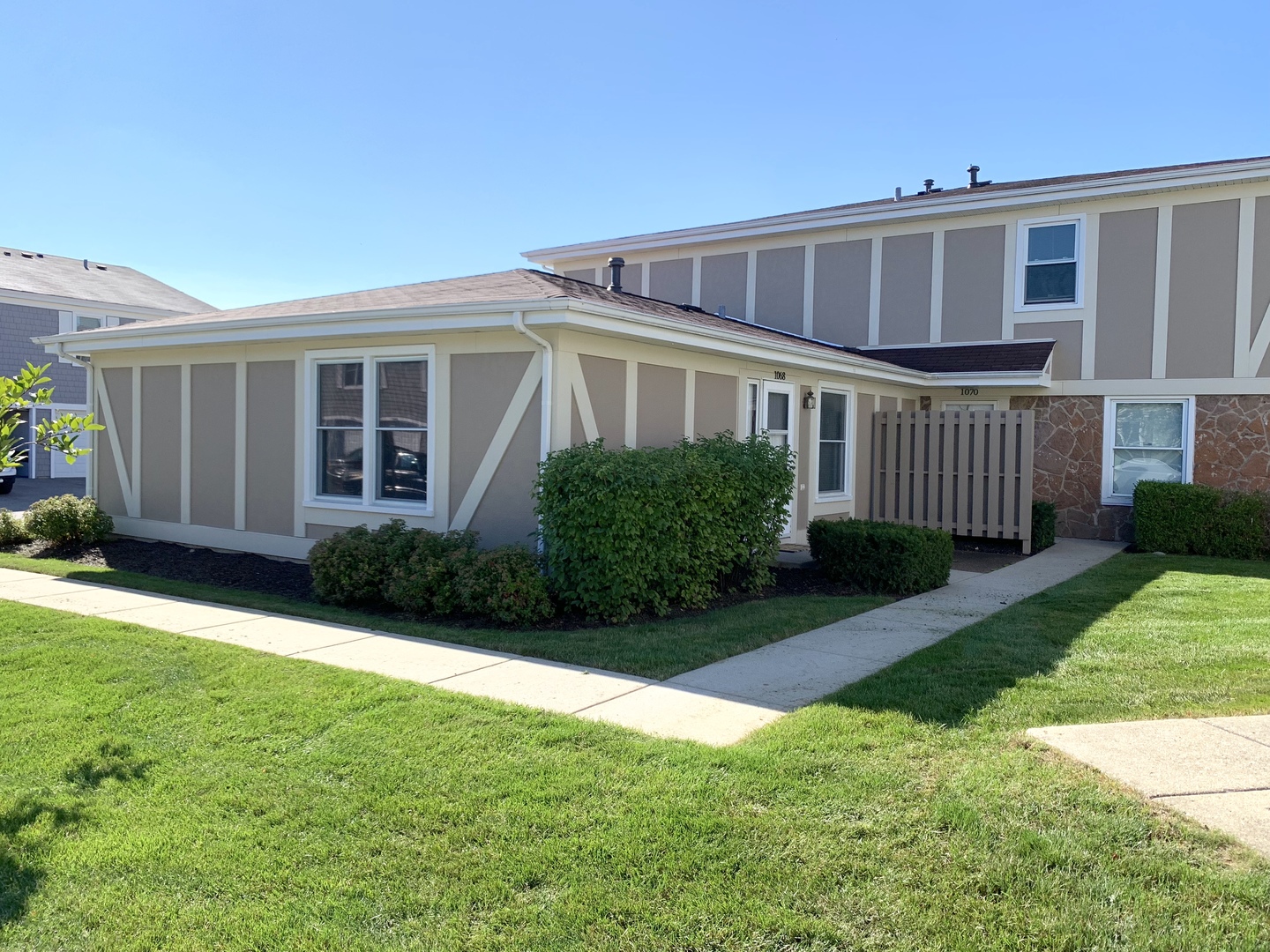 1068 Glouchester Harbor, Unit 1068 Schaumburg, IL 60193 - Photo 23 of 26 a front view of a house with garden