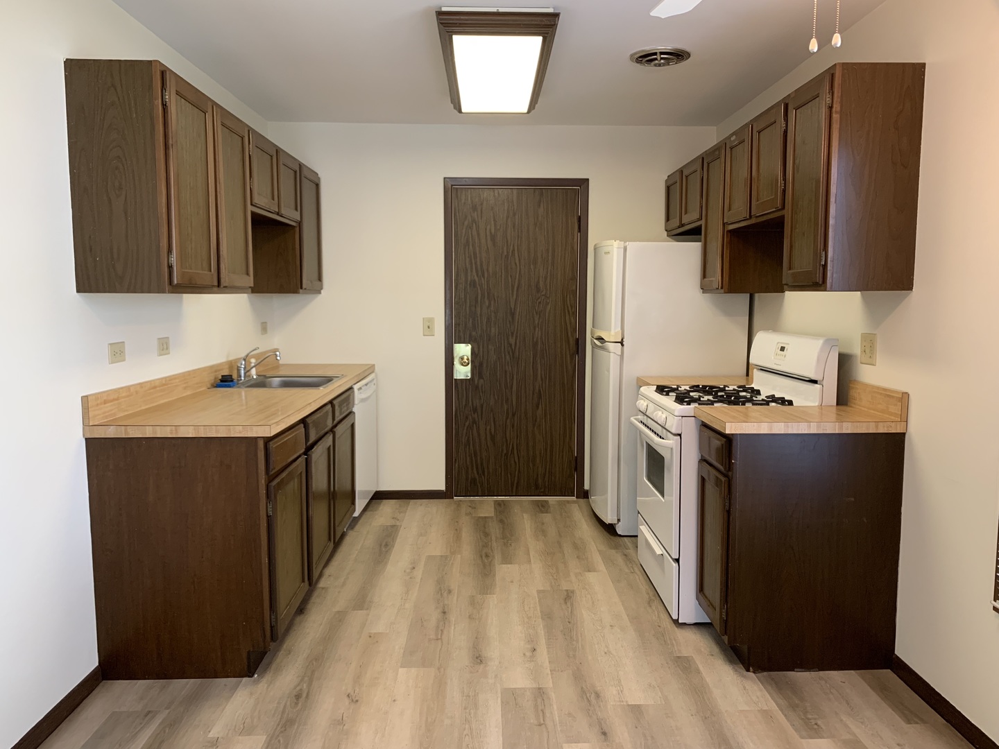 1068 Glouchester Harbor, Unit 1068 Schaumburg, IL 60193 - Photo 5 of 26 a kitchen with a sink stove and a refrigerator