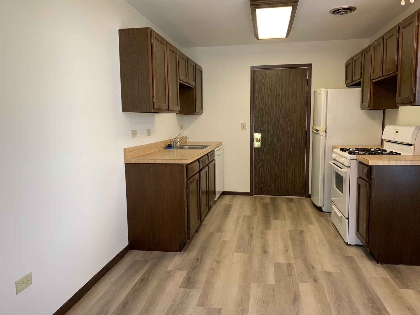 1068 Glouchester Harbor, Unit 1068 Schaumburg, IL 60193 - Photo 7 of 26 a kitchen with a sink and a stove top oven