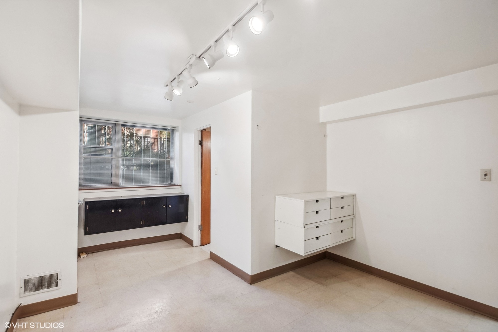 43 East Elm Street Chicago, IL 60611 - Photo 14 of 17 a room with a dresser and a window
