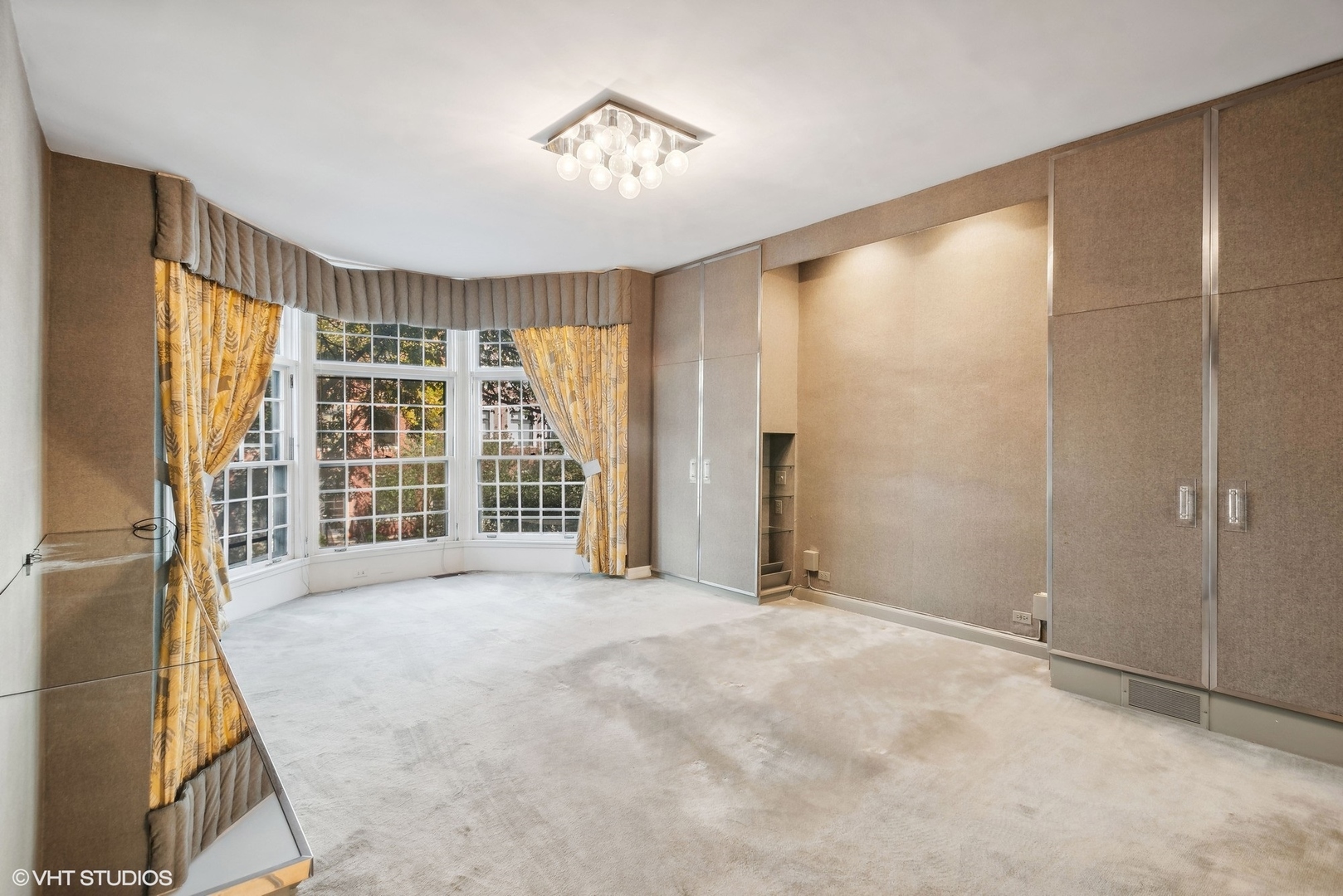 43 East Elm Street Chicago, IL 60611 - Photo 8 of 17 a view of an empty room with a window