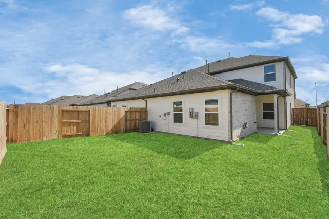 a view of a house with backyard