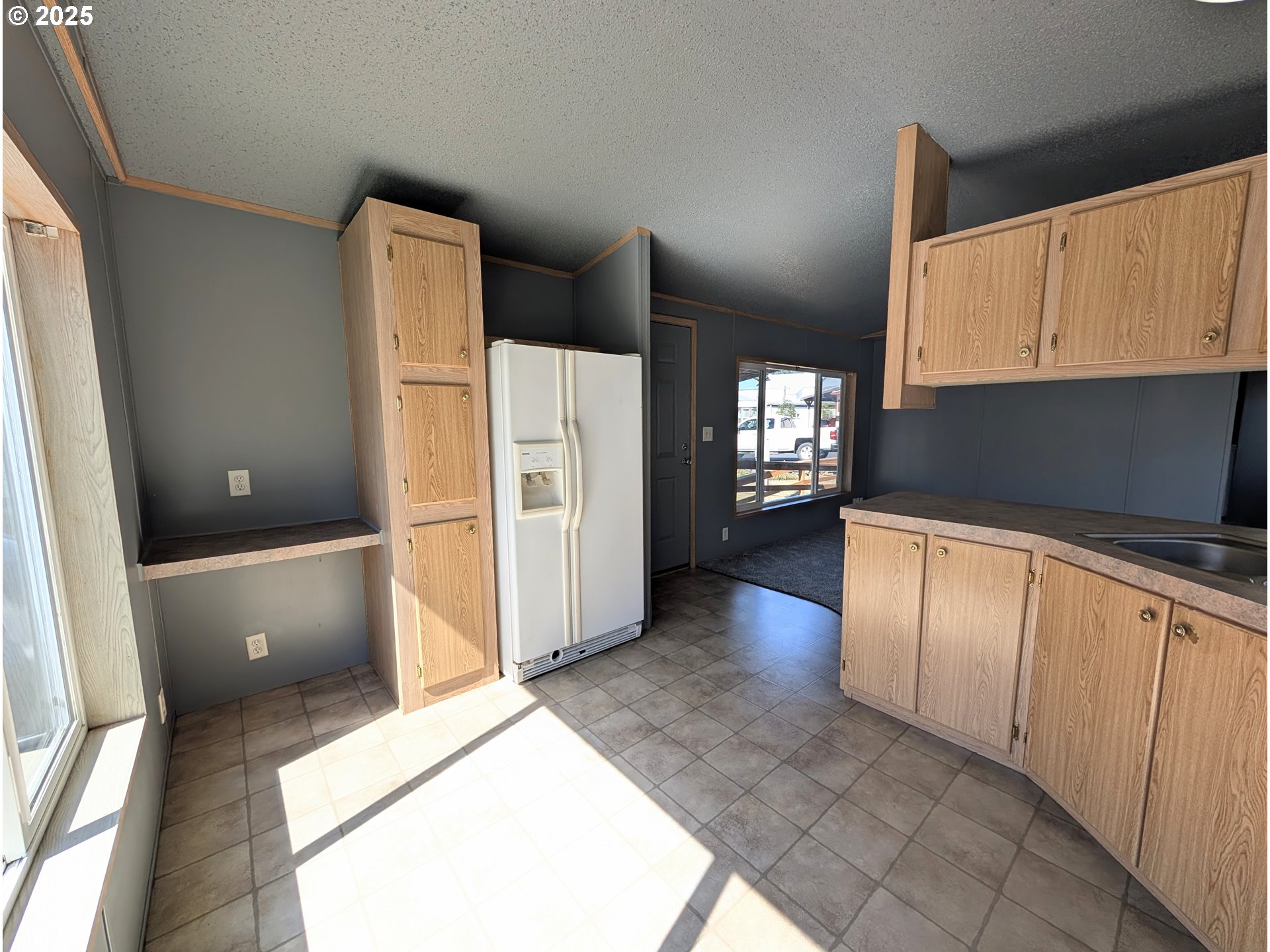 3300 Pacific Loop Coos Bay, OR 97420 - Photo 11 of 24 Living Room
