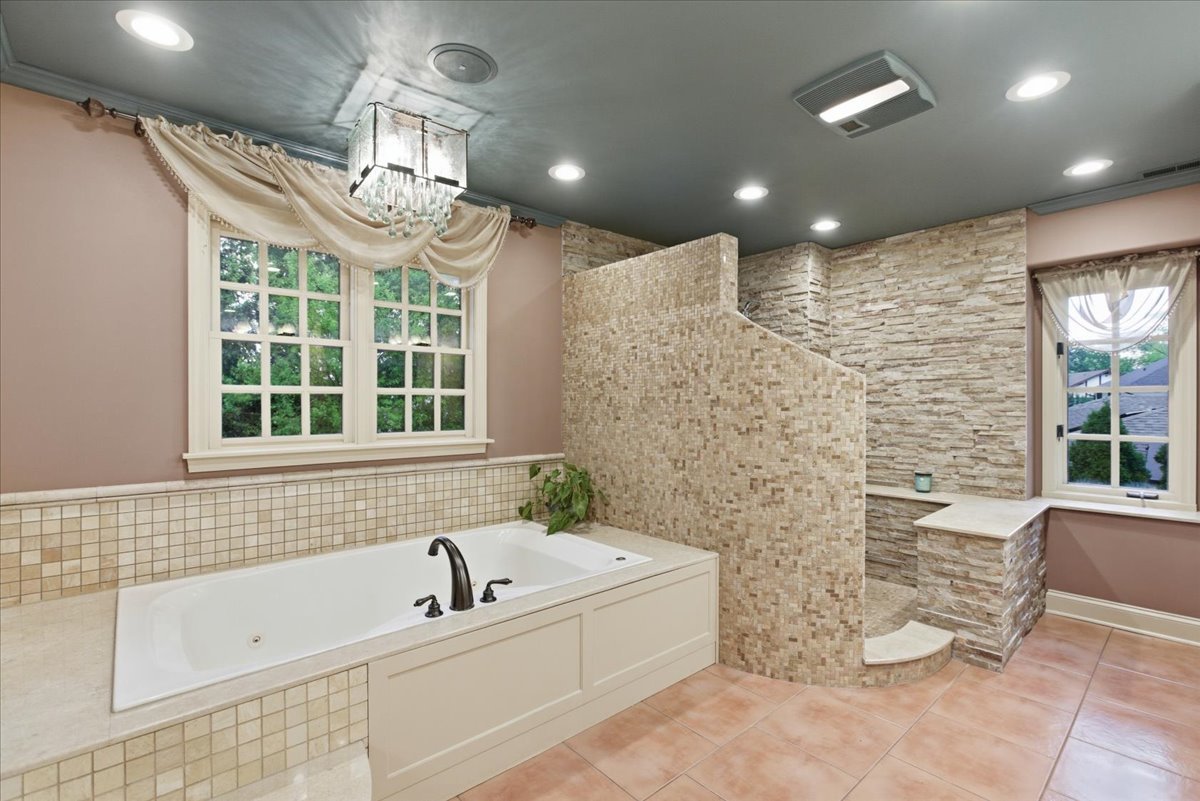 39 Mockingbird Lane Oak Brook, IL 60523 - Photo 31 of 57 a bathroom with a bathtub and a sink