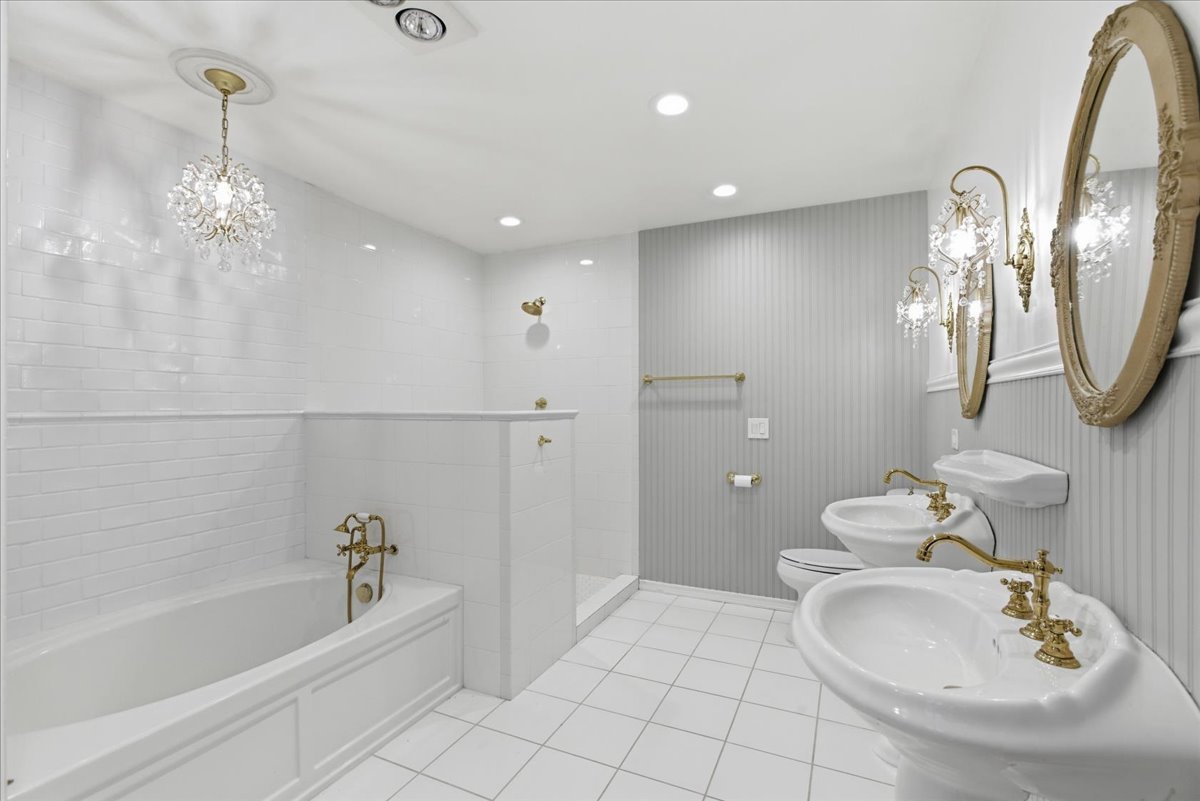 39 Mockingbird Lane Oak Brook, IL 60523 - Photo 35 of 57 a bathroom with a tub sink and mirror