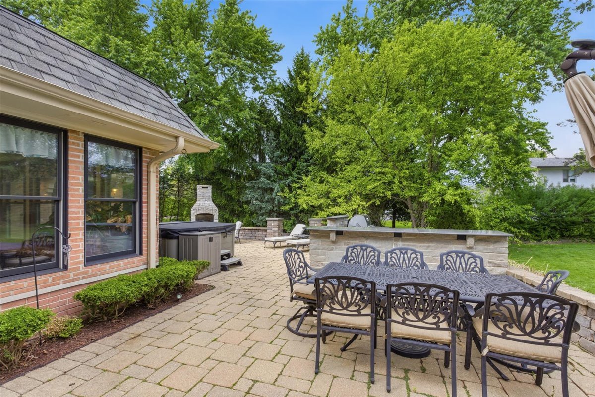 39 Mockingbird Lane Oak Brook, IL 60523 - Photo 4 of 57 a view of an outdoor sitting space
