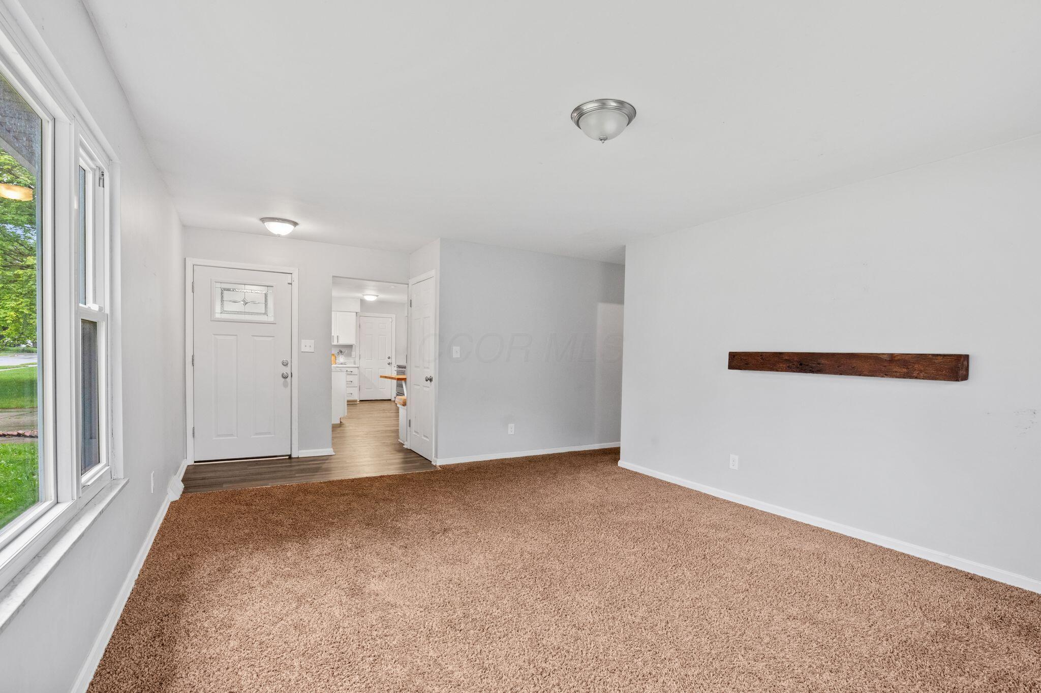 909 Hillery Road Columbus, OH 43229 - Photo 6 of 40 Living