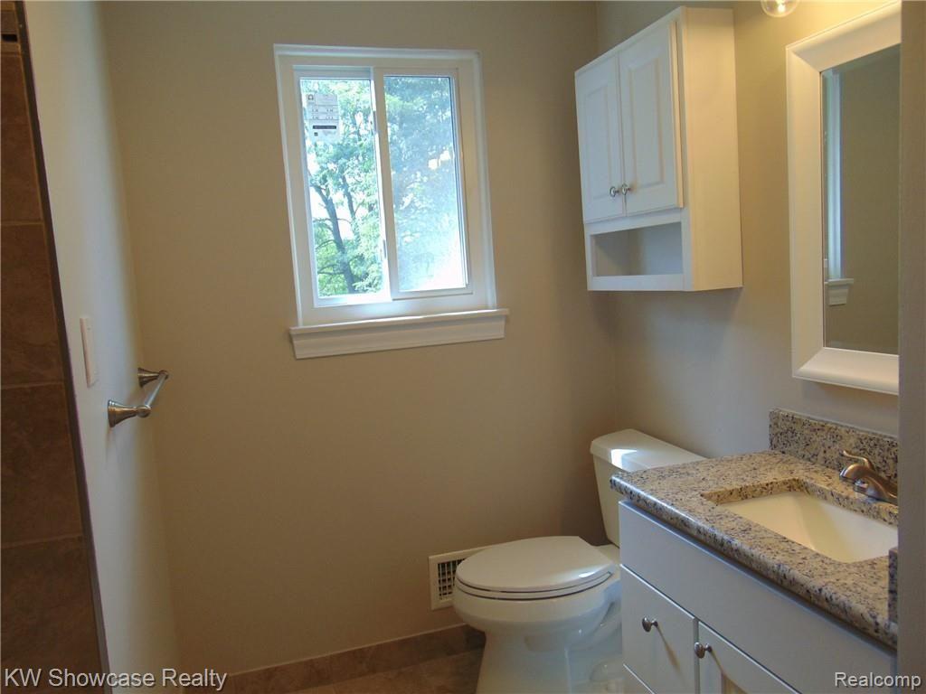 1390 Sackner Road Fenton, MI 48430 - Photo 14 of 21 FULL BATHROOM ON 2ND FLOOR