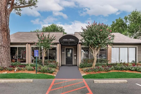 $699 | 305 West Baker Road, Unit 2002, Baytown, TX 77521
