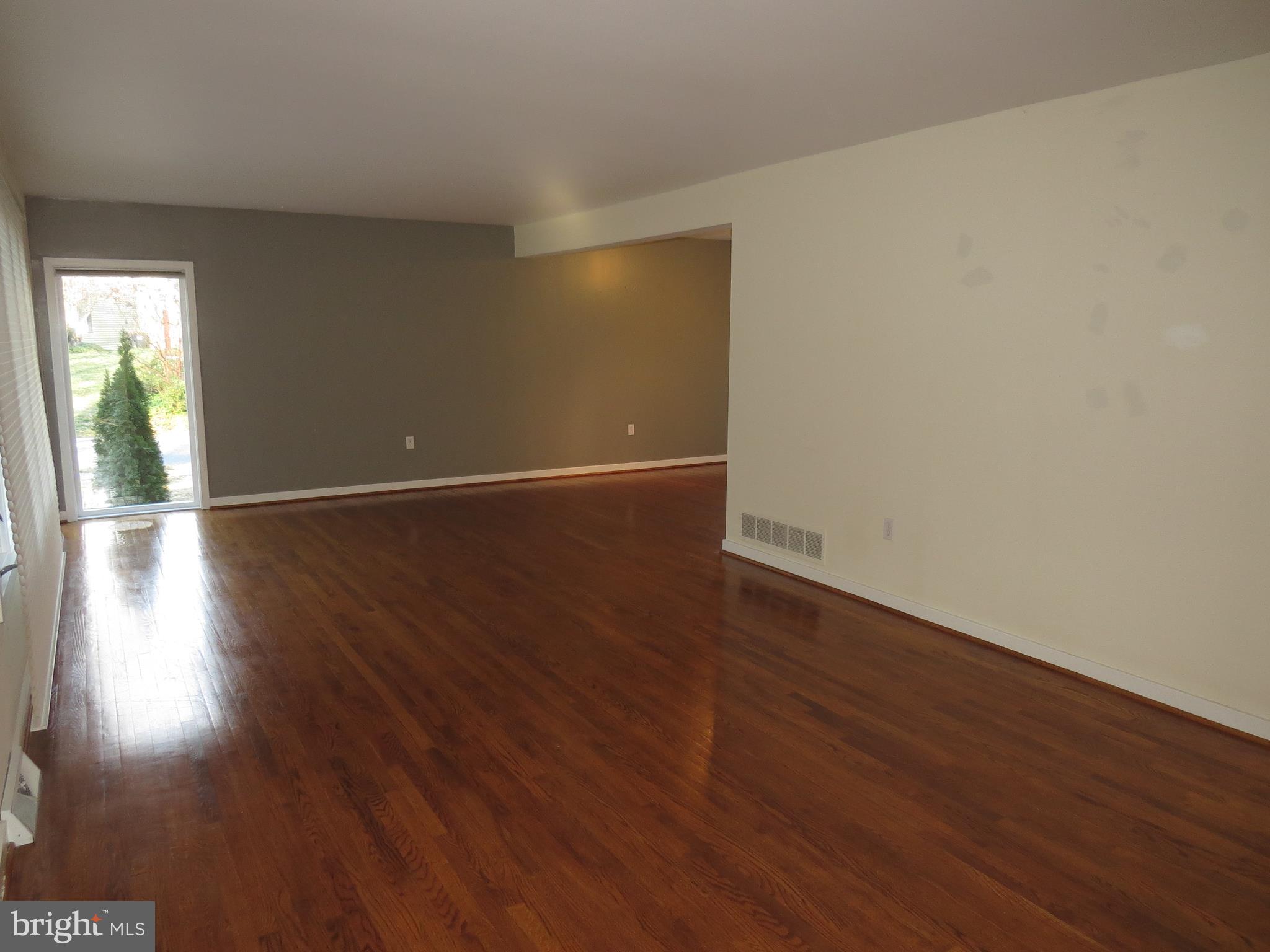30 Kings Grant Road Hockessin, DE 19707 - Photo 4 of 38 Living Room
