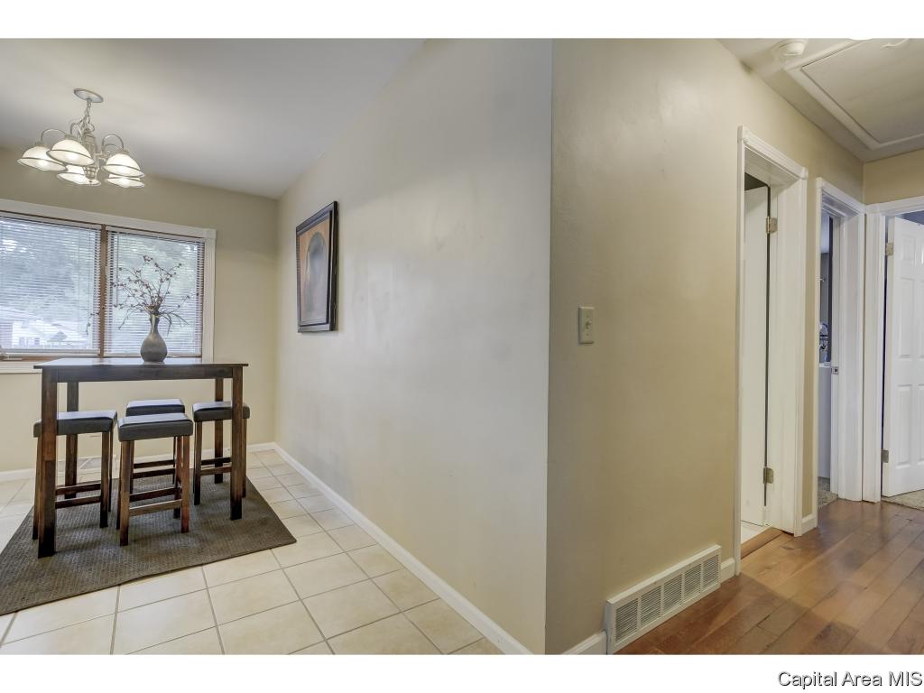 11 Providence Lane Springfield, IL 62711 - Photo 8 of 35