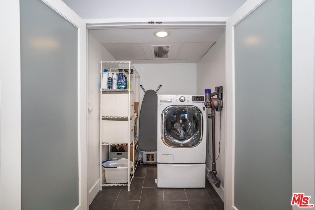 1221 North Kings Road, Unit 208 West Hollywood, CA 90069 - Photo 20 of 25 a utility room with dryer and washer