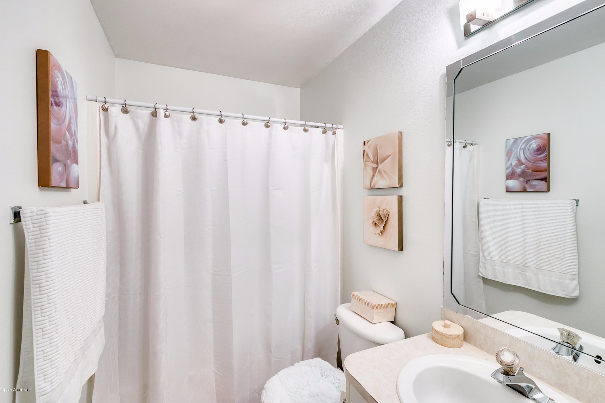 129 Donna Road Palm Bay, FL 32907 - Photo 22 of 36 Guest Bath
