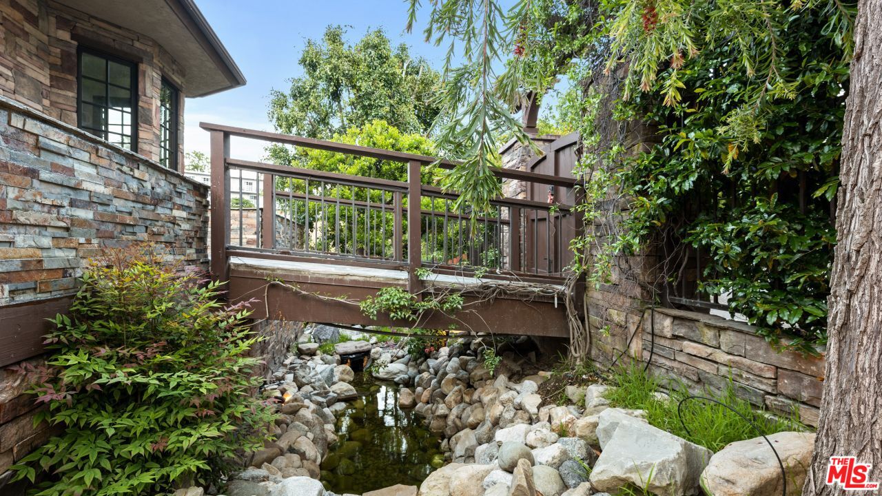 4117 Vanetta Place Studio City, CA 91604 - Photo 17 of 21 a backyard of a house with lots of green space