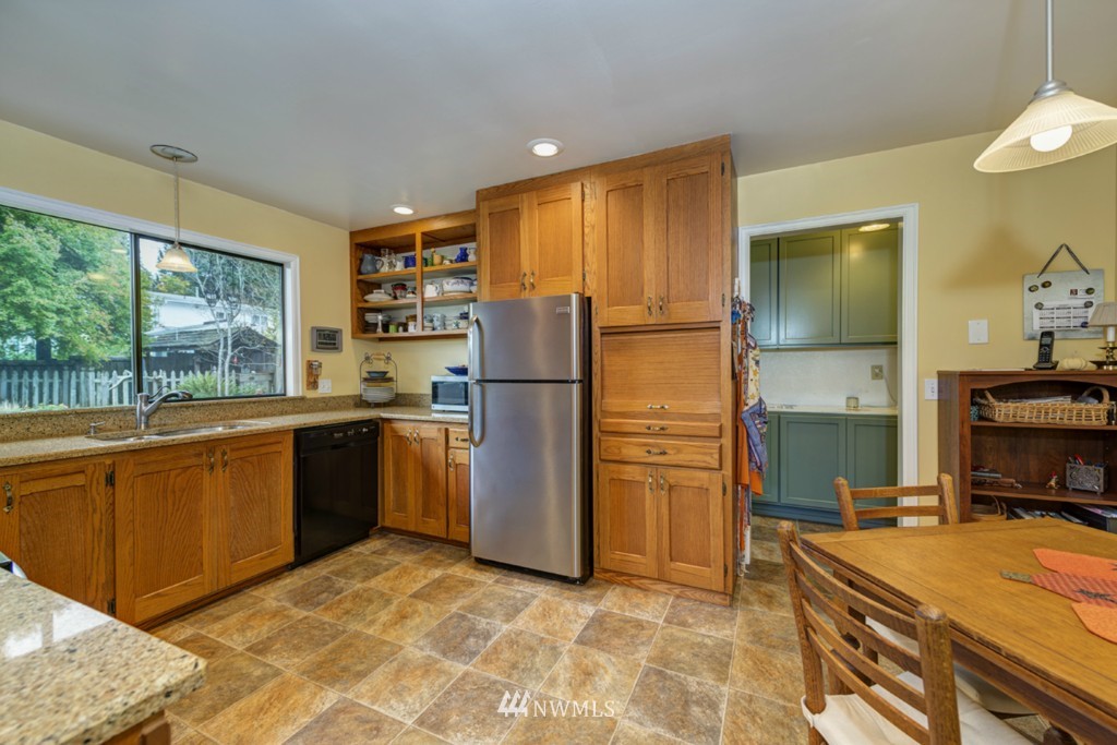 935 Maple Street Edmonds, WA 98020 - Photo 8 of 24