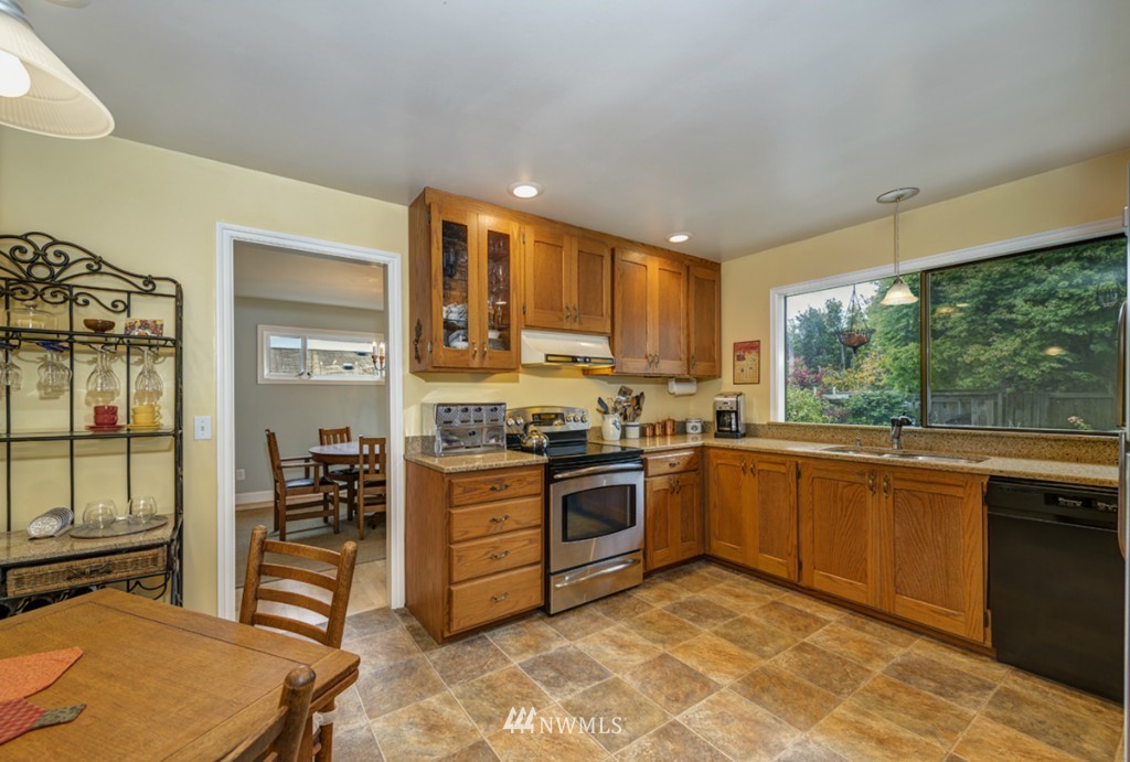 935 Maple Street Edmonds, WA 98020 - Photo 9 of 24