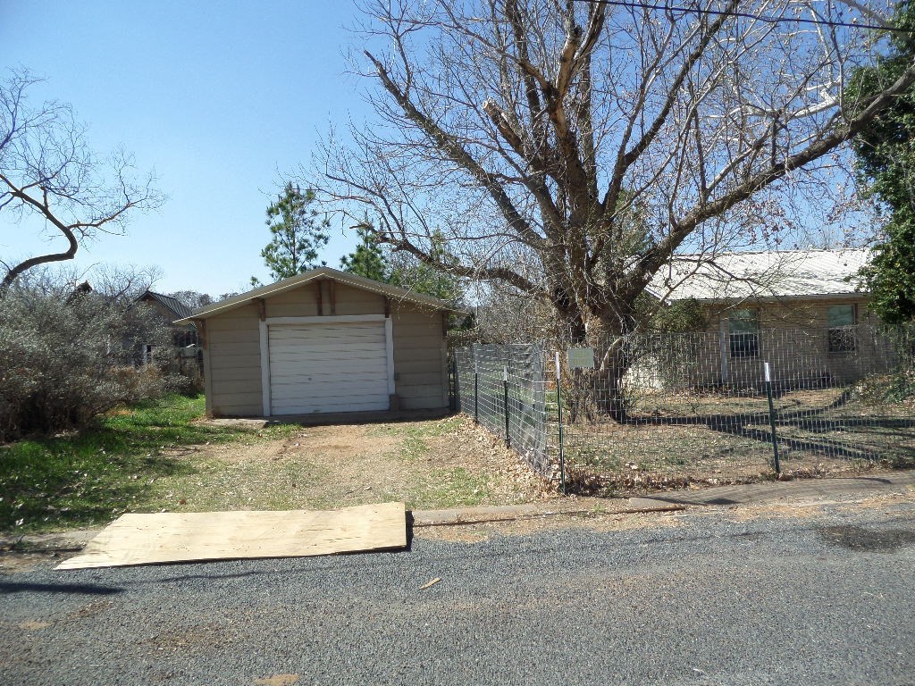 710 Elm Street Mason, TX 76856 - Photo 2 of 16 a backyard of a house