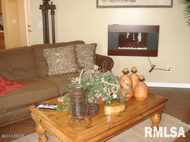 1709 Crown Road Herrin, IL 62948 - Photo 3 of 23