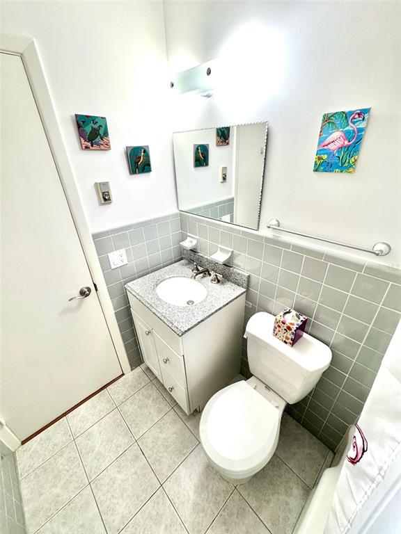 1035 Robmar Road Dunedin, FL 34698 - Photo 19 of 40 a bathroom with a sink toilet and mirror