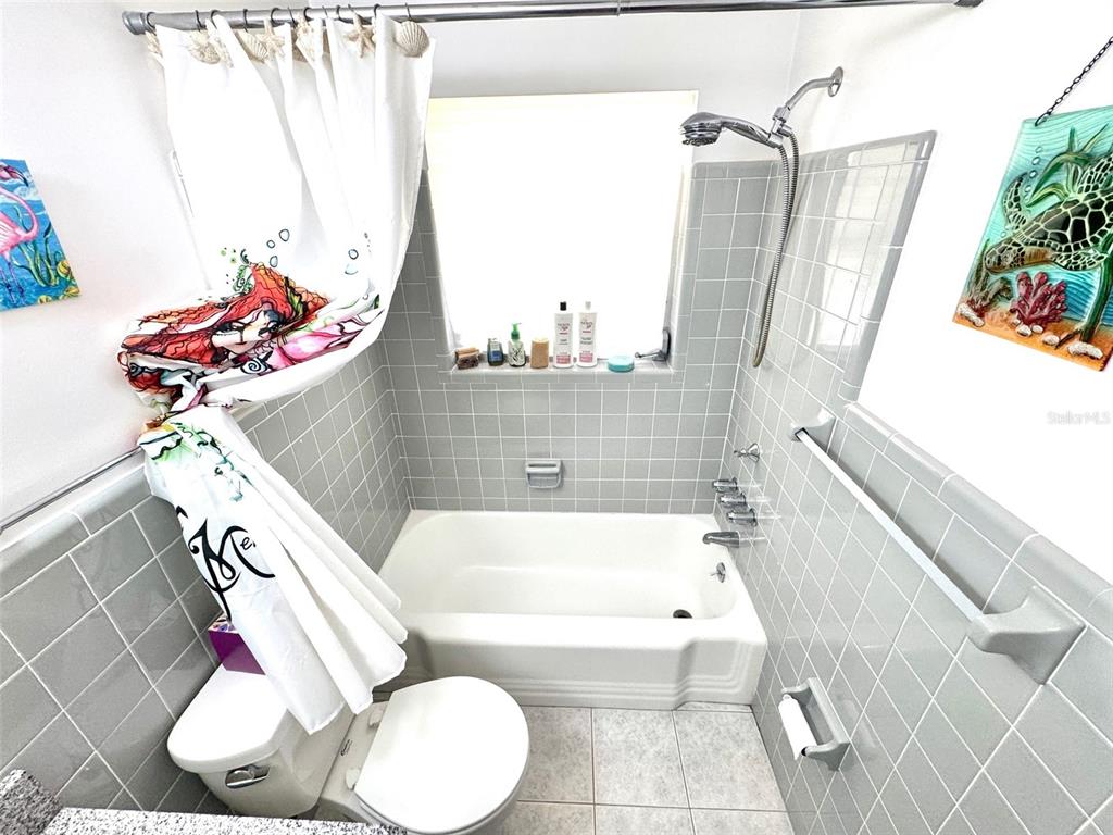 1035 Robmar Road Dunedin, FL 34698 - Photo 21 of 40 a bathroom with a bathtub and sink