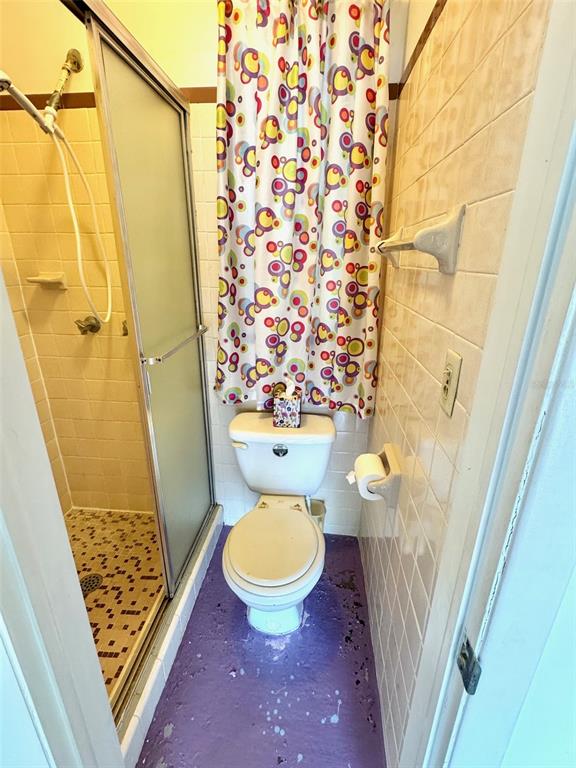 1035 Robmar Road Dunedin, FL 34698 - Photo 25 of 40 a bathroom with a toilet and a shower