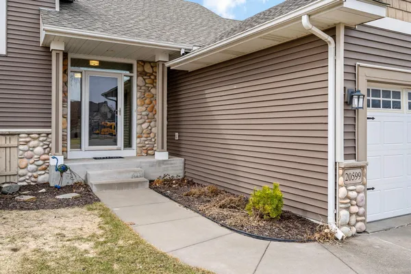 $550,000 | 20599 Islandview Circle, Lakeville, MN 55044